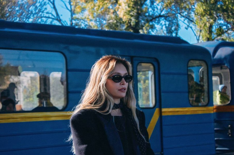 “Все мине”: VIRA зізналася в коханні та прогулялася вулицями Києва